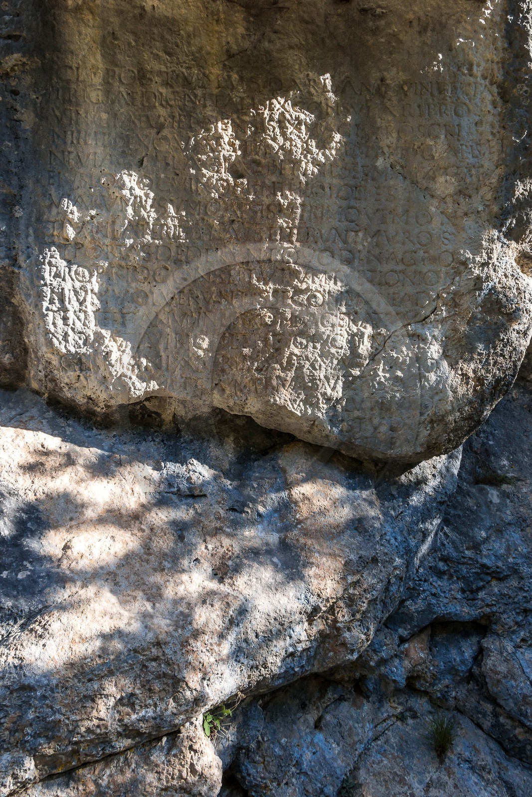 Saint-Geniez, Pierre écrite