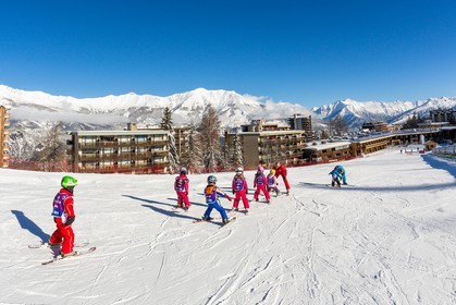 Uvernet-Fours, station de ski de Praloup, école de ski sur le front de neige