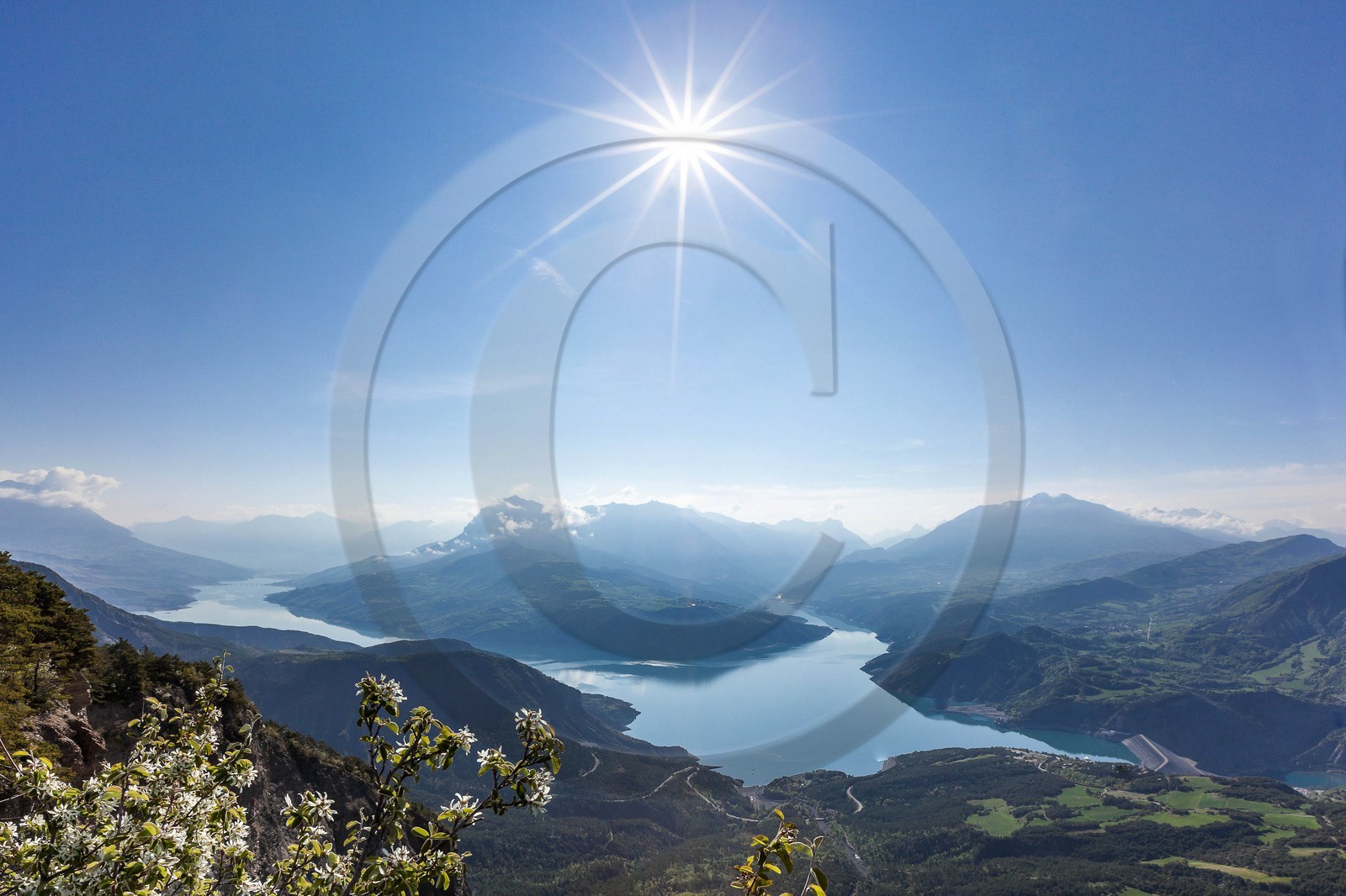 Lac de Serre-Ponçon et le barrage depuis la Viste