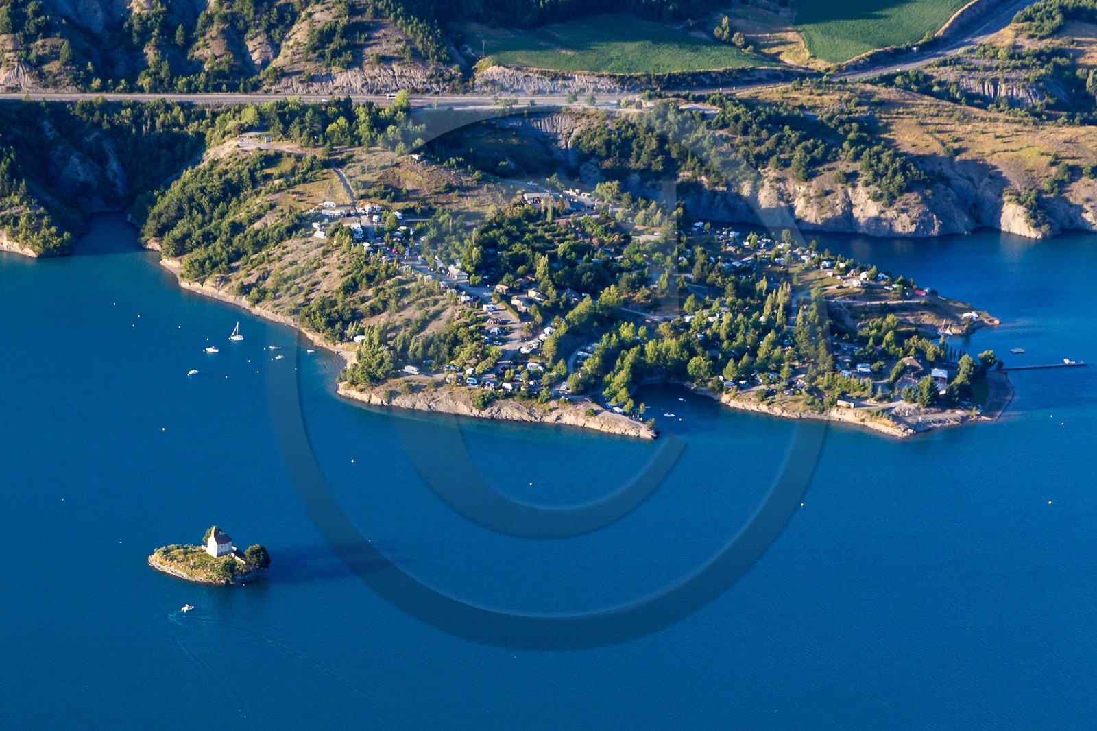 Prunières, baie et chapelle Saint-Michel