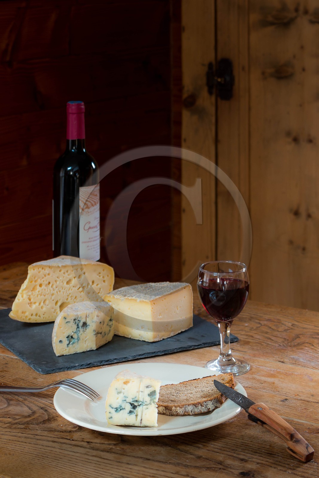 Fromagerie La Tuilerie, fromages Le Dom bleu fermier, tomme fermière de montagne et fromage à raclette La Tuile Fondante à déguster cru ou cuite.