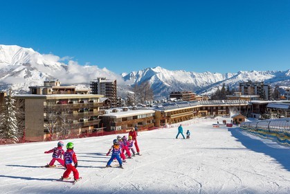 Uvernet-Fours, station de ski de Praloup, école de ski sur le front de neige