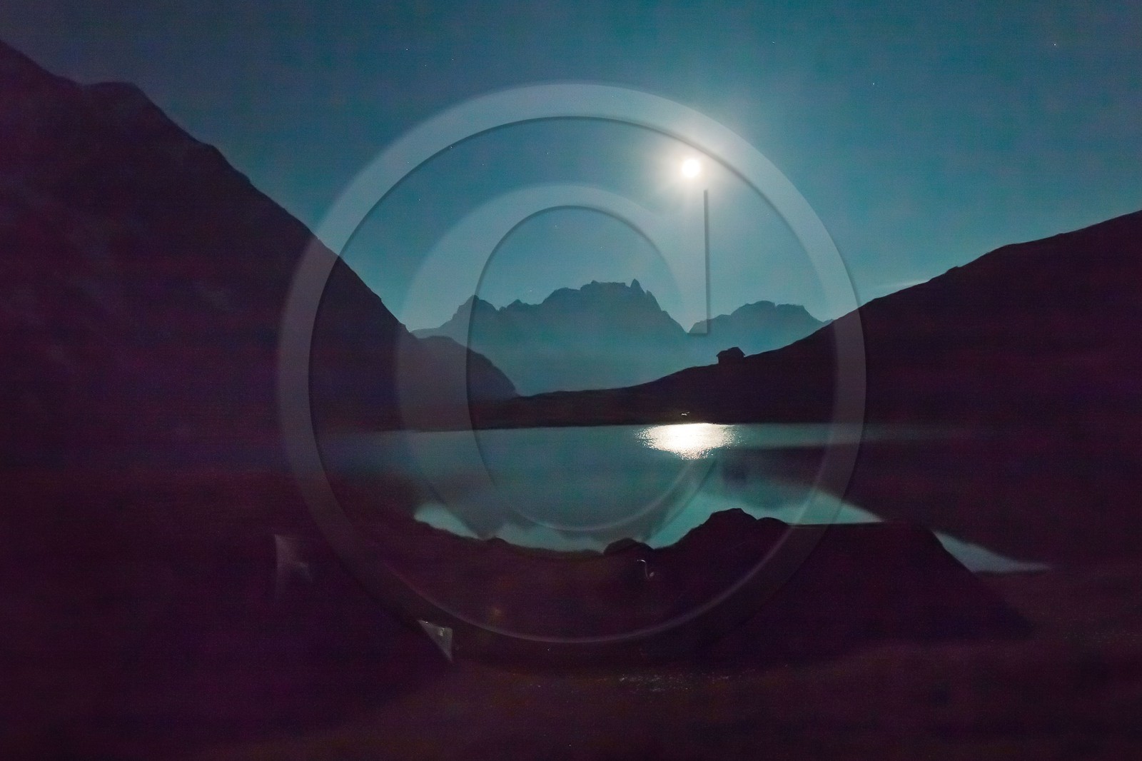 Bivouac et pleine lune au lac du Goléon