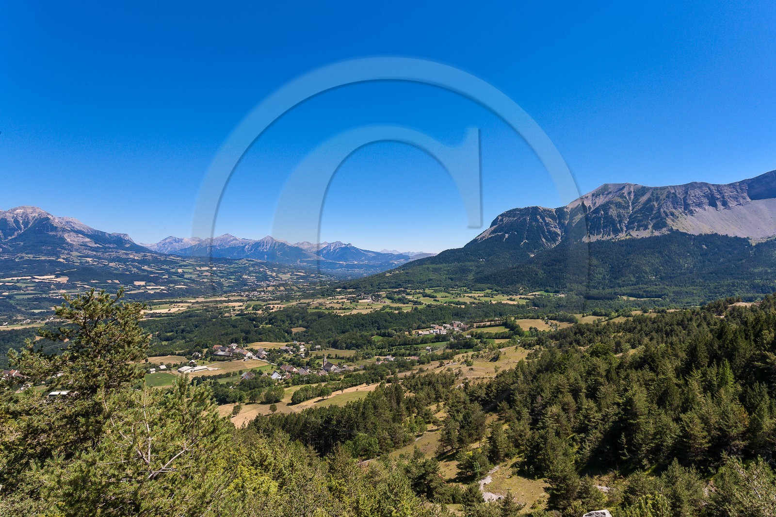 Vallée du Champsaur, le bocage et le village Le Noyer
