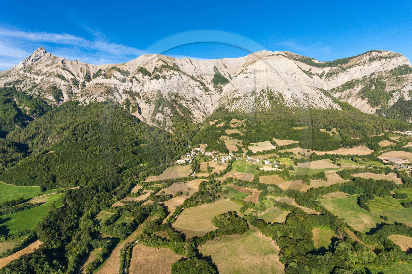 Vallée du Champsaur, le bocage et le village de La Fare-en-Champsaur