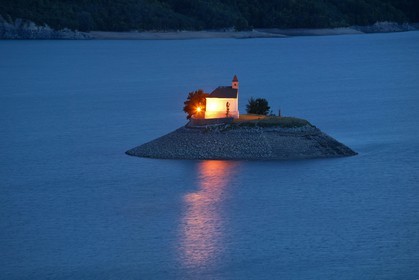 Lac de Serre-Ponçon, la baie et la Chapelle Saint-Michel,