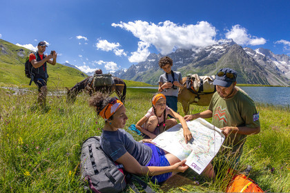 Trek famille avec animaux de bats