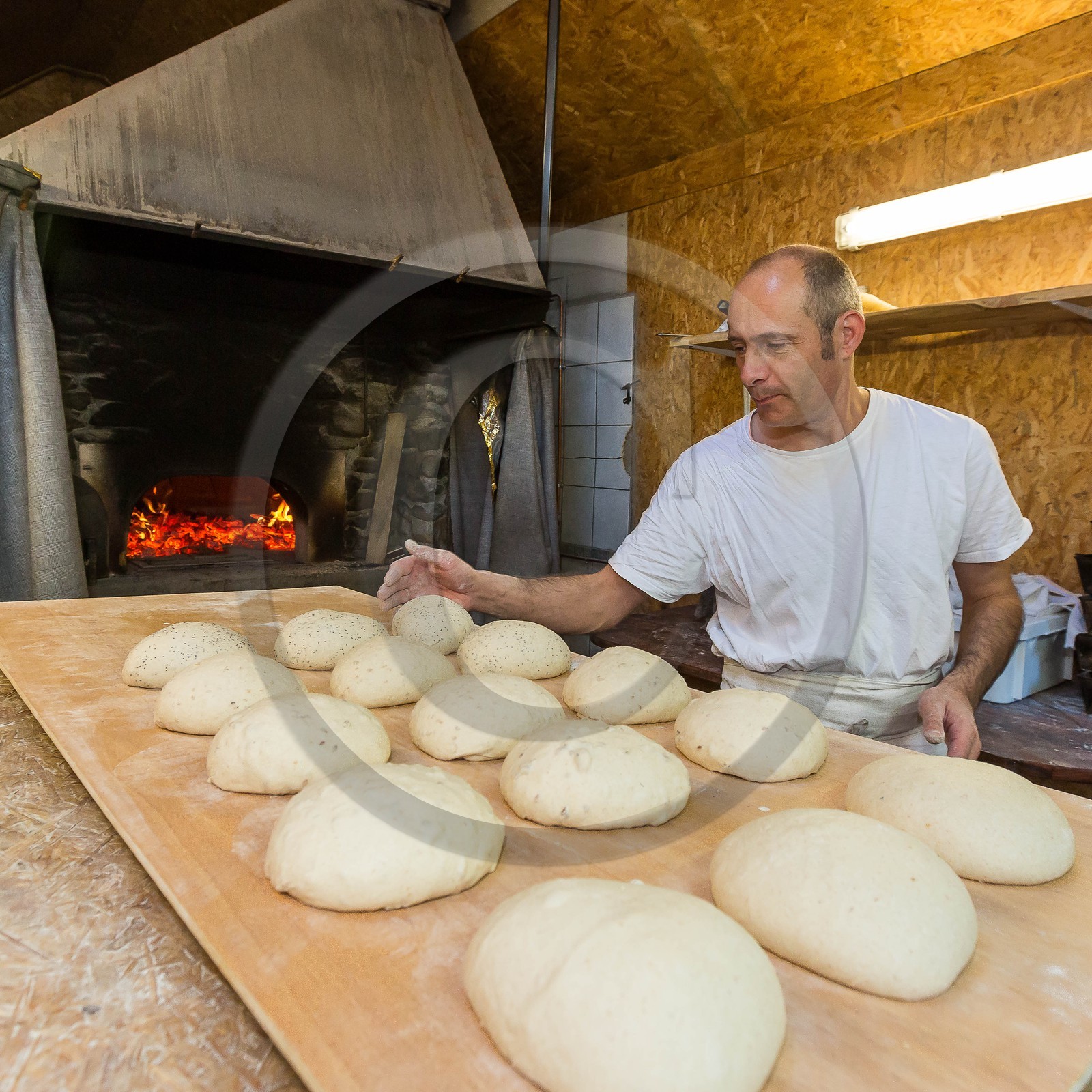 Valbonnais, Entraigues, fournil de Gragnolet, Vincent Billard fabrication pain biologique avec la farine du Trièves petri a la main methode traditionnelle  et cuit au feu de bois