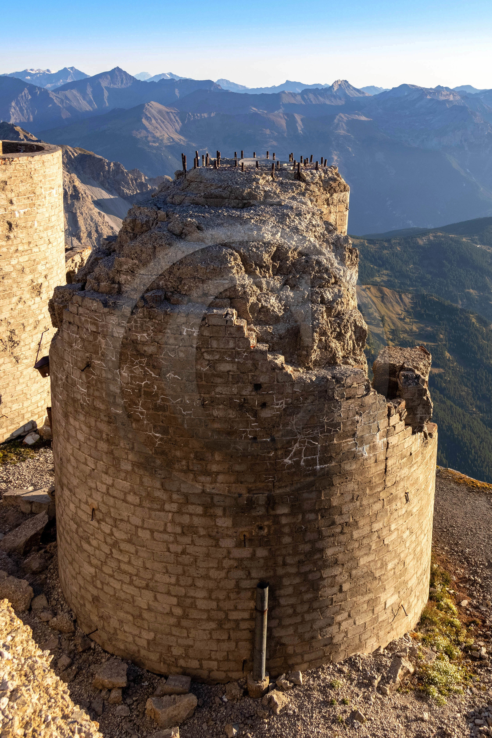 Fort du Chaberton et les ruines de l'ancien camp militaire