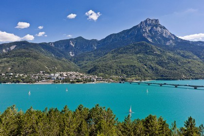 Lac de Serre-Ponçon, Savines-le-Lac, le Pic de Morgon et le pont