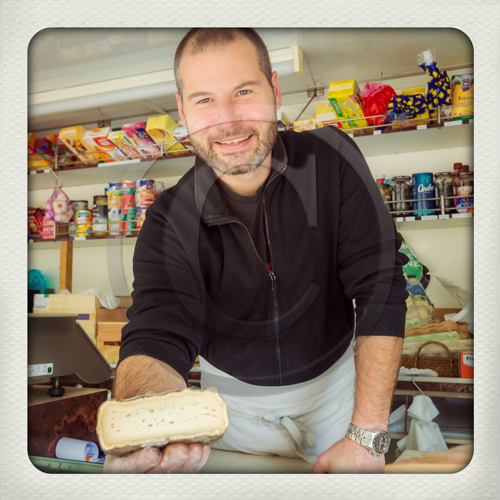 Vallée de la Bonne, village Le Désert, Chez Fabien, épicerie ambulante, charcuterie, fromages