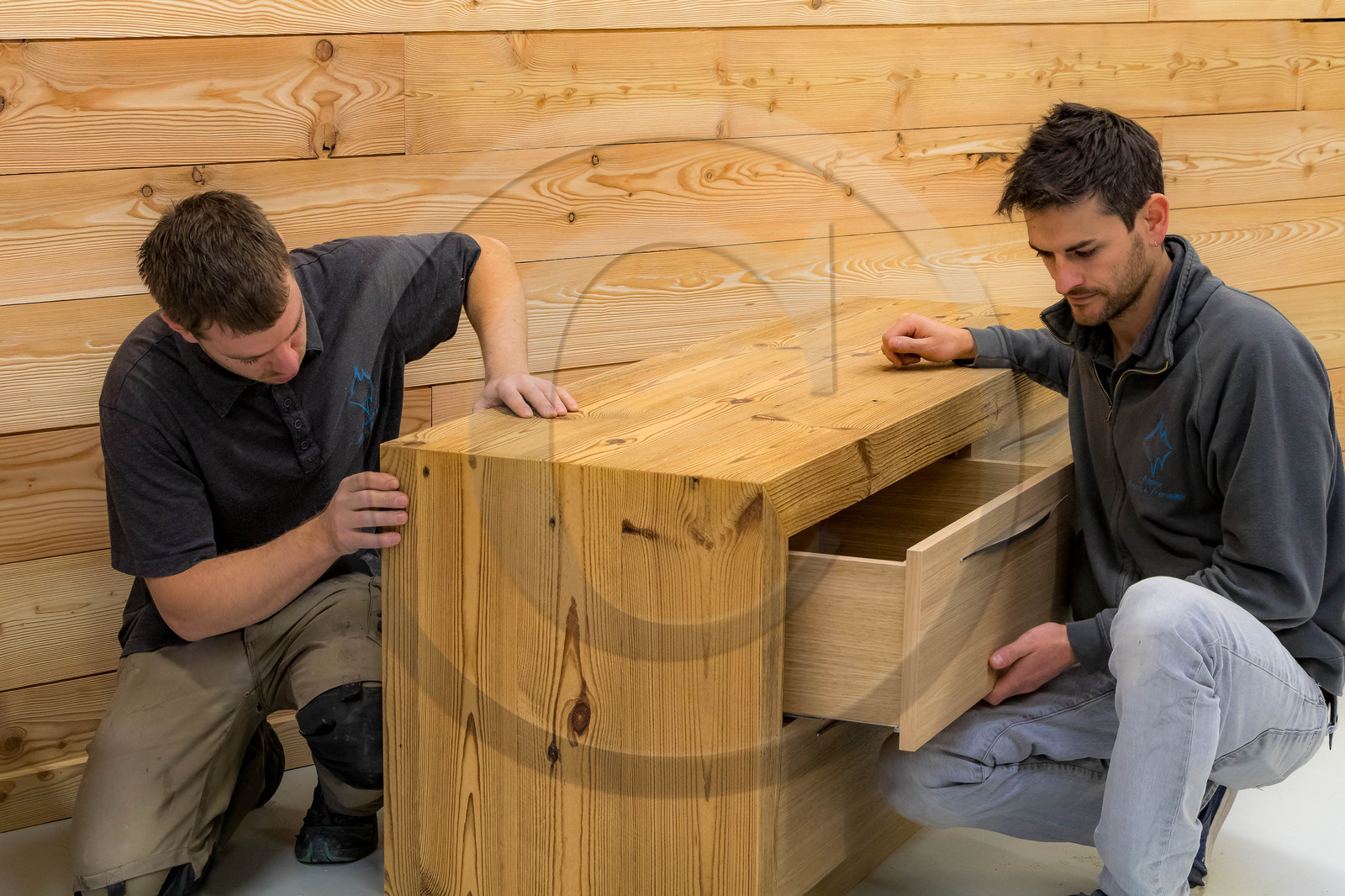 Atelier Monts & Merveilles, Clément Goudet, Compagnon Menuisier Ebéniste et Maxime Cuvelot responsable d'atelier