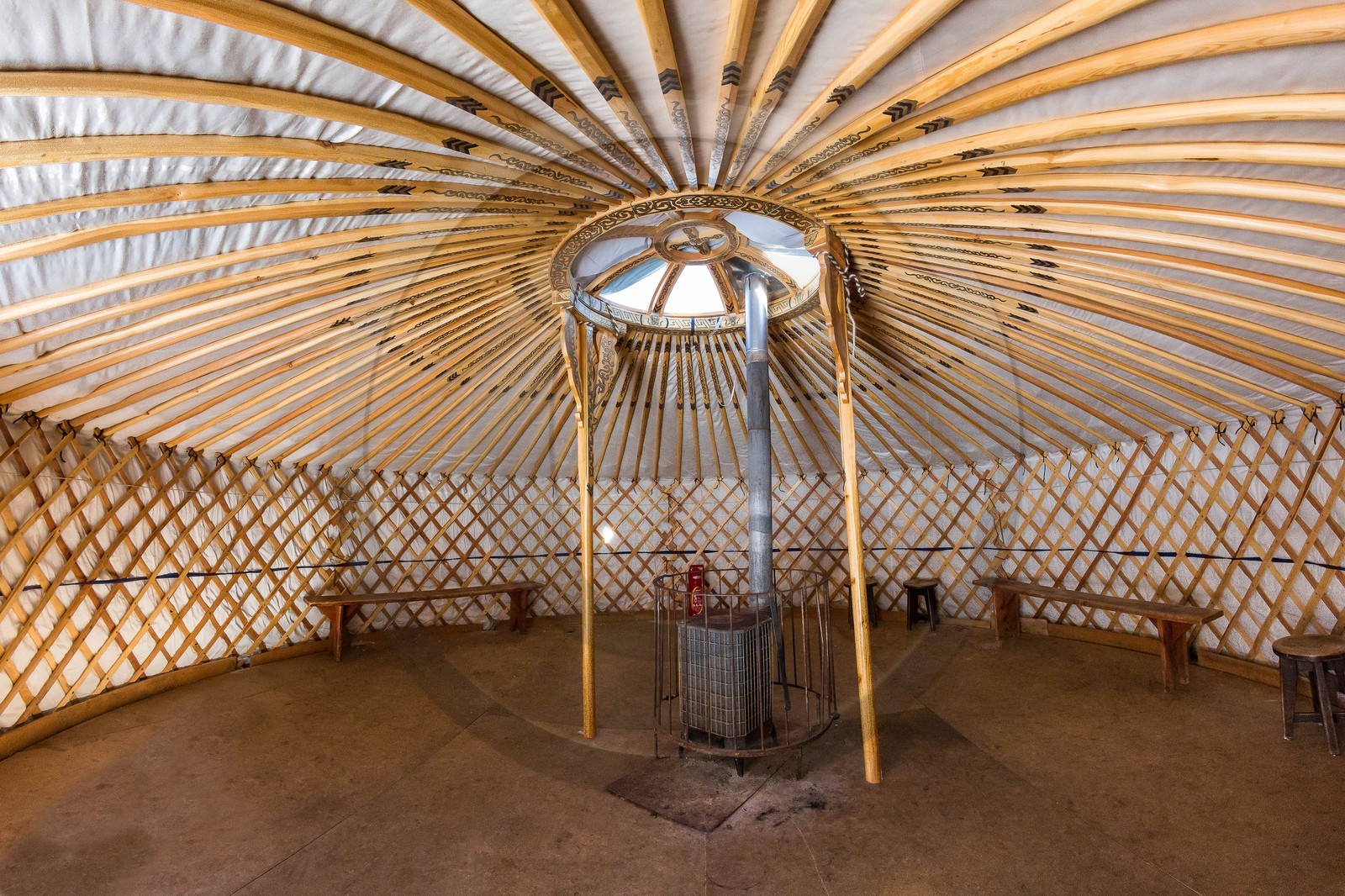 Larche, yourte d'accueil au foyer de ski de fond