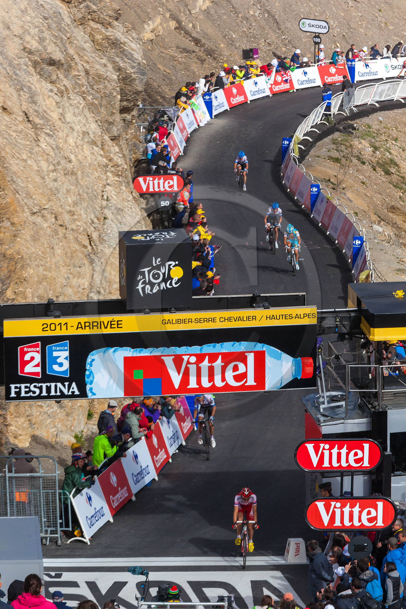 Tour de France 2011, arrivée au sommet du col du Galibier (altitude 2 6421 m)