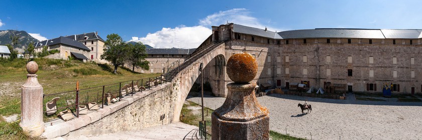 Mont-Dauphin, fortifications Vauban, caserne Rochambeau