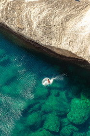 Bonifacio, baignade au bord des falaises de calcaire