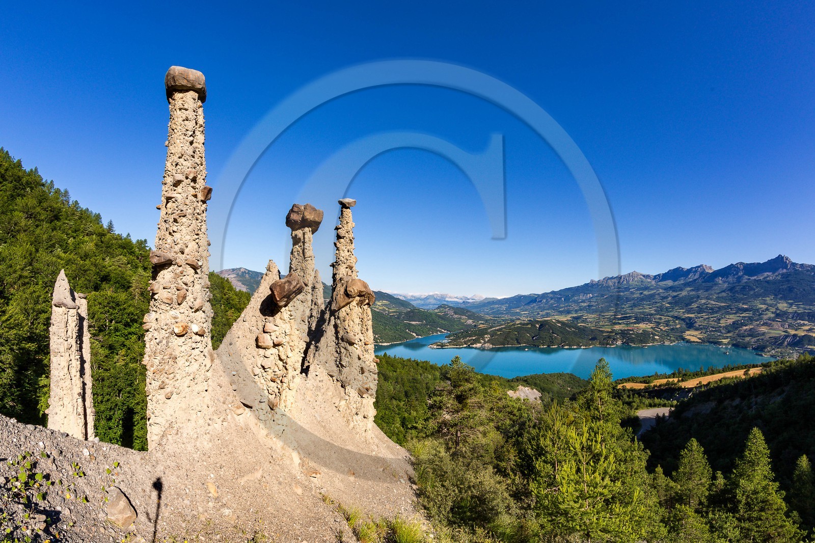 Le Sauze-du-Lac, site classé des Demoiselles Coiffées,  appelées également cheminées de fées