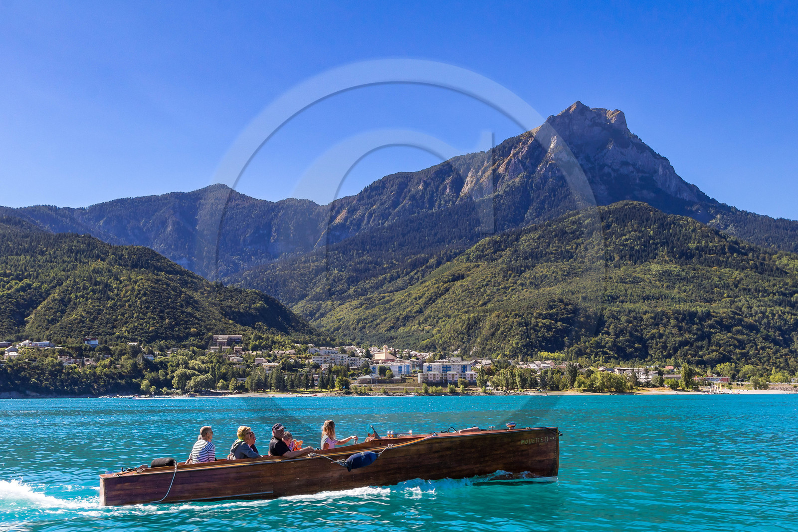 Out Emotion, croisière en vedette en acajou