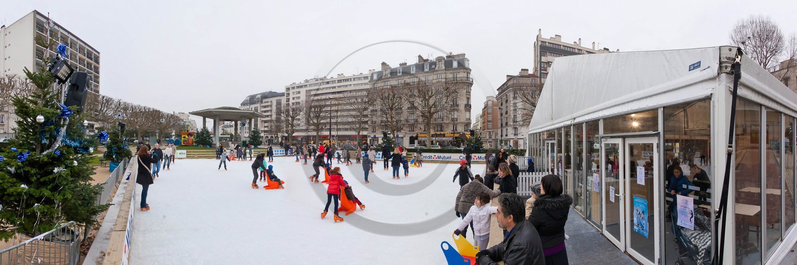 La patinoire en glace naturelle installée par Synerglace à Charenton-le-Pont