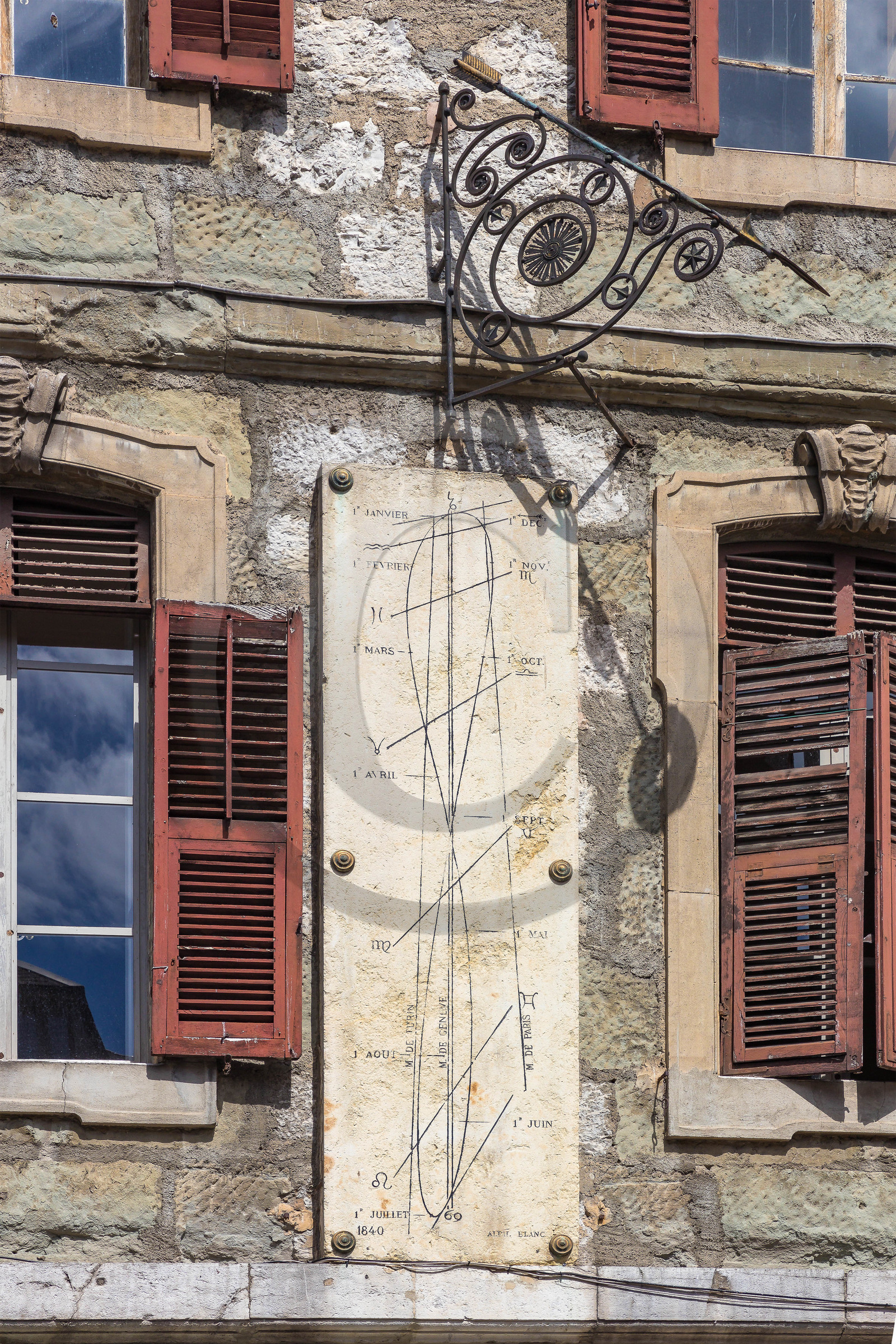 Chambéry, gnomon de la place Saint-Léger