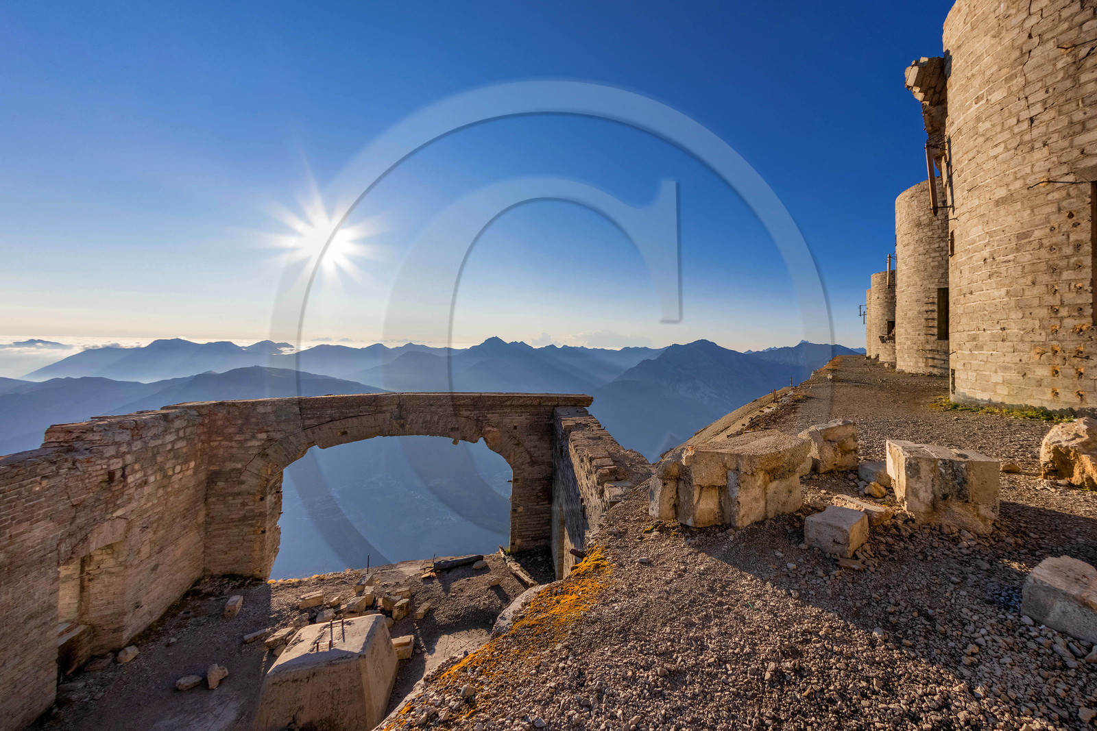 Fort du Chaberton et les ruines de l'ancien camp militaire