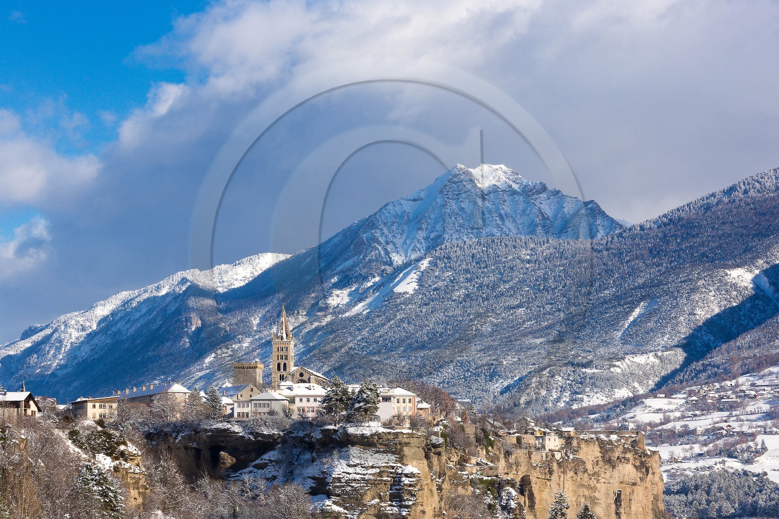 La ville d'Embrun est construite sur un roc et domine la Durance