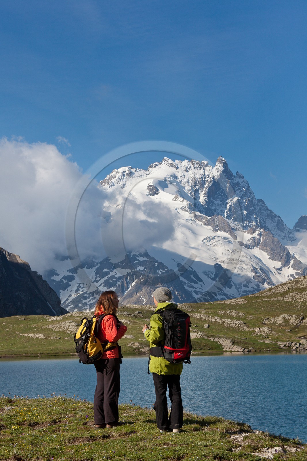 Randonnée au lac du Goléon devant la Meije