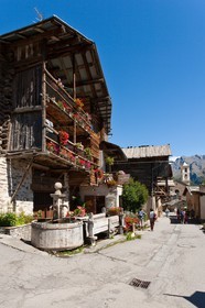 Saint-Véran, 2 042 m d'altitude,  plus haute commune  d'Europe