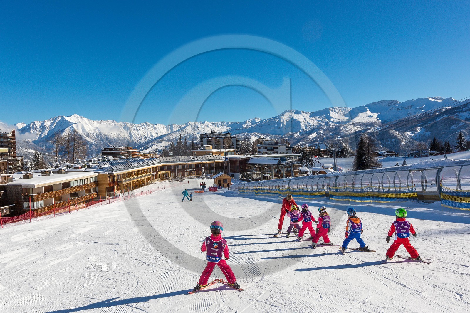 Uvernet-Fours, station de ski de Praloup, école de ski sur le front de neige