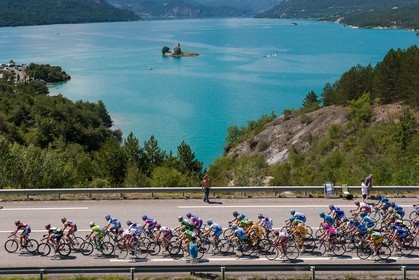 Lac de Serre-Ponçon, la baie et la Chapelle Saint-Michel, course cycliste Tour de France