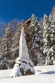 Praloup, Statue du loup hurlant