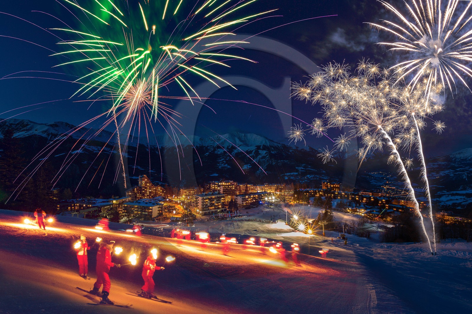 Praloup, descente aux flambeaux de l'ESF avec feu d'artifice