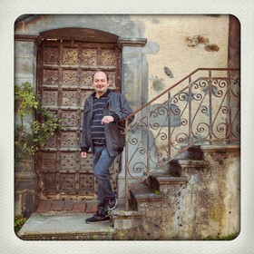 Valbonnais, office du tourisme de Valbonnais, Christophe Turc devant la maison Champollion