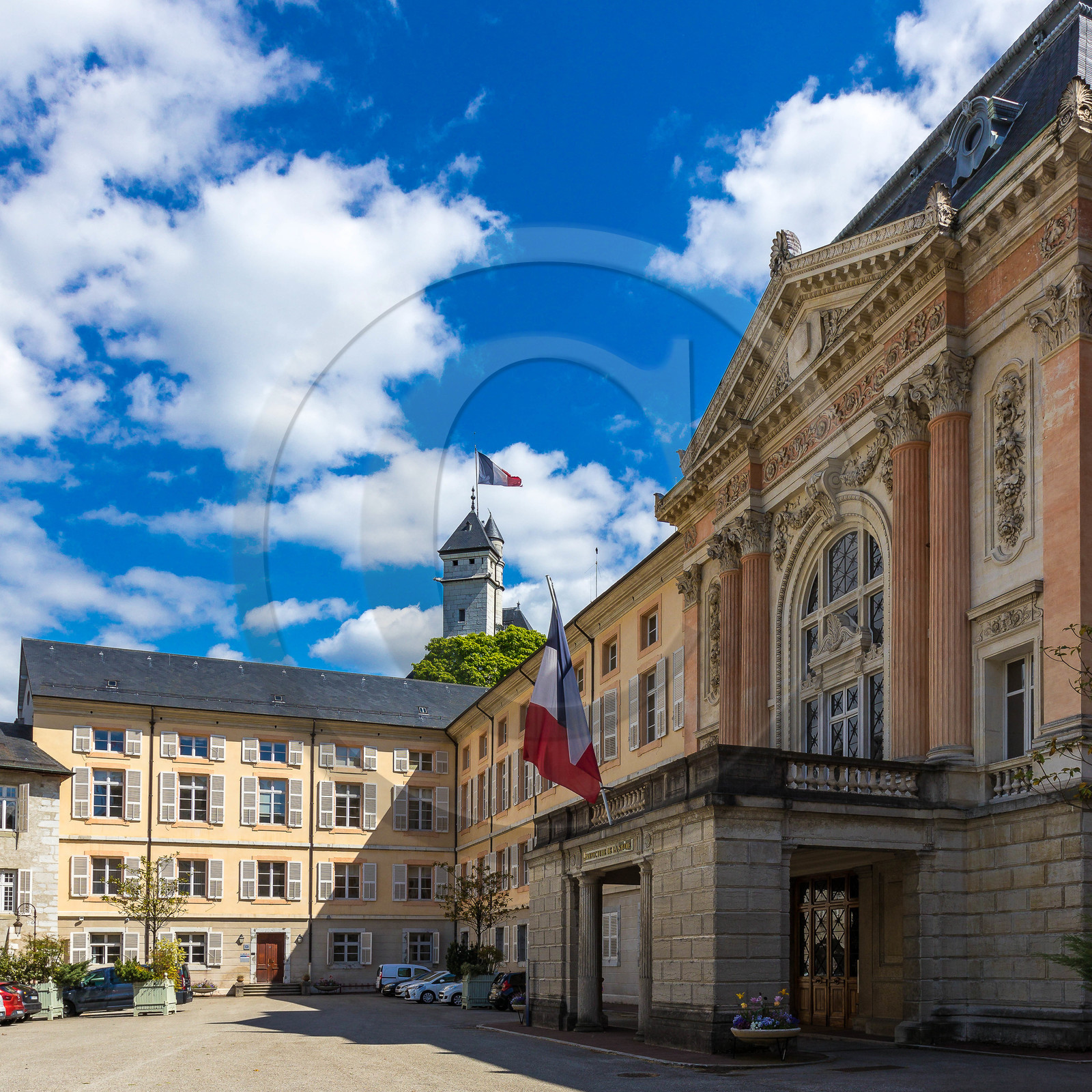 Château des ducs de Savoie, cour d'honneur et La Tour des Archives