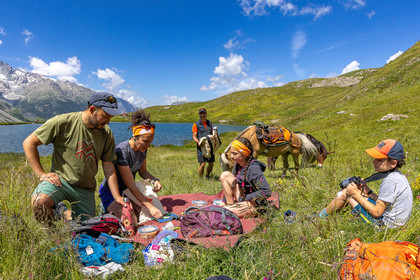 Trek famille avec animaux de bats