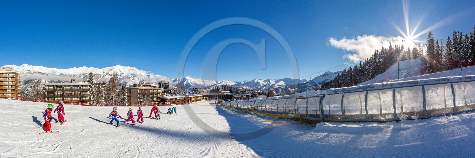 Uvernet-Fours, station de ski de Praloup, école de ski sur le front de neige