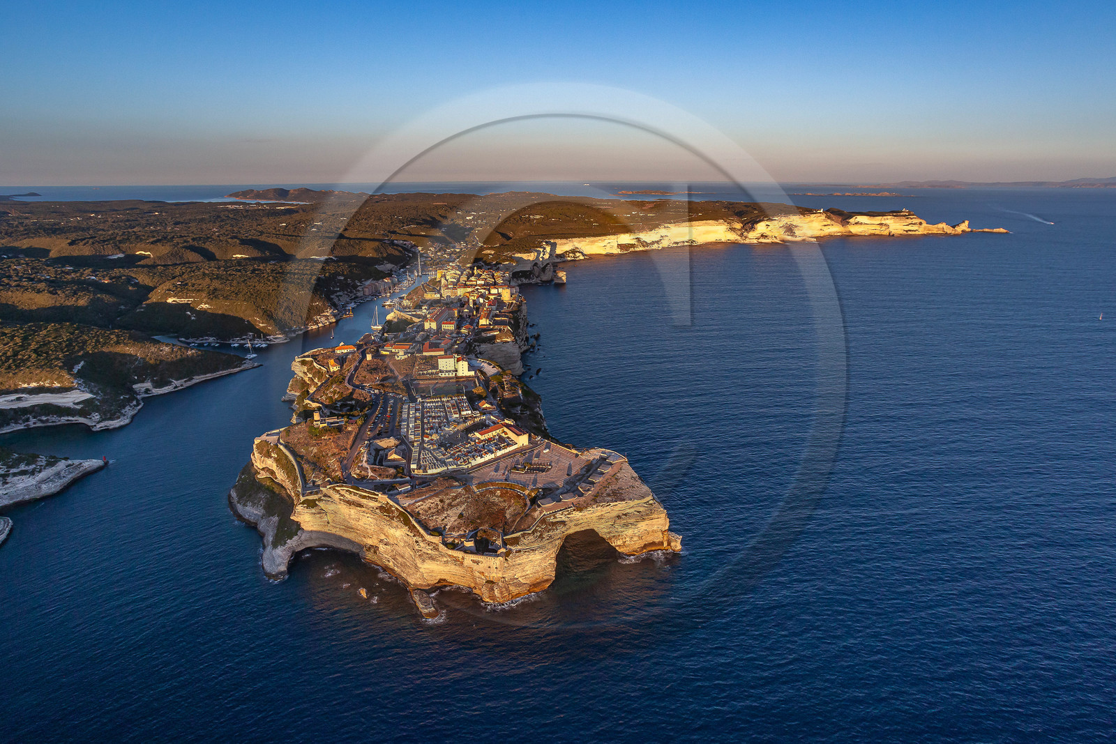 La citadelle et le port de Bonifacio