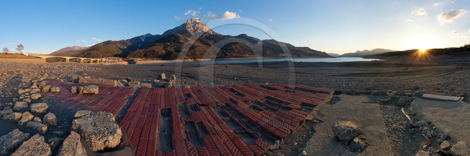 Lac de Serre-Ponçon, Savines-le-Lac, fondations de l'ancien vil
