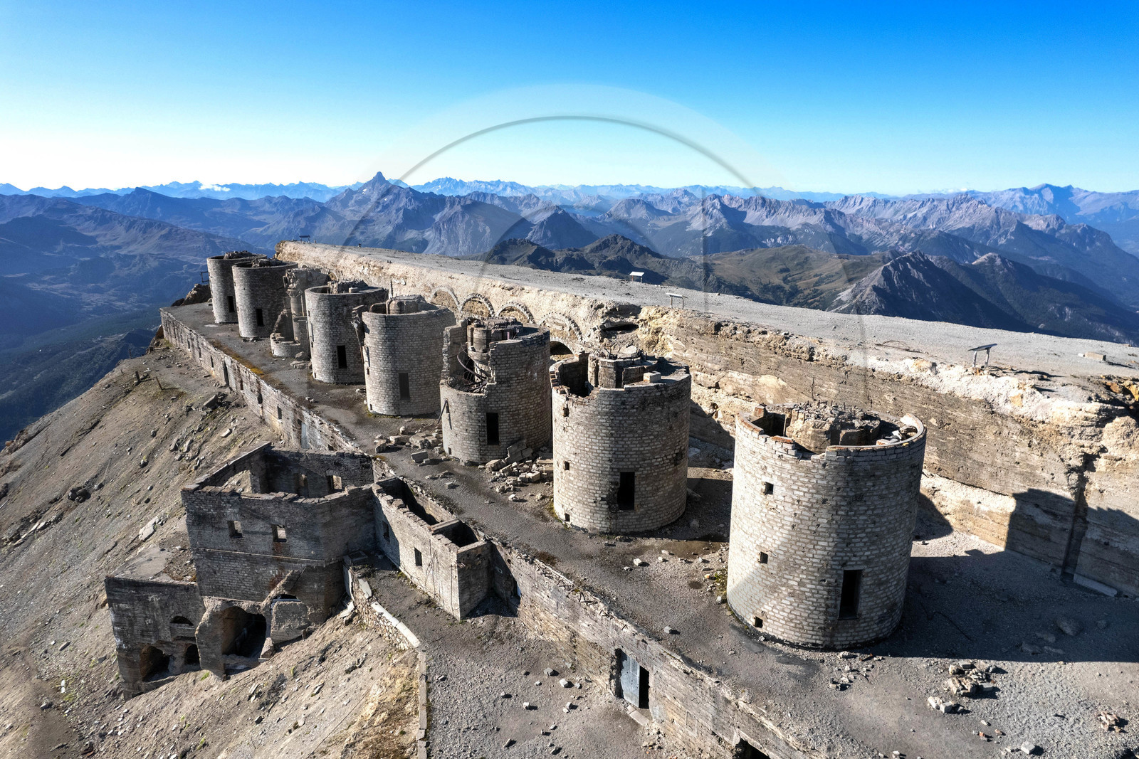 Fort du Chaberton et les ruines de l'ancien camp militaire