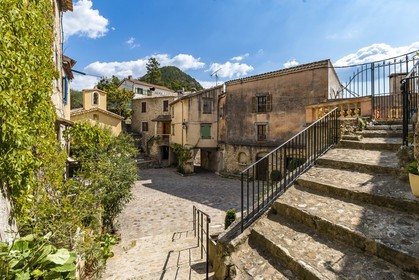 Estéron, Pierrefeu