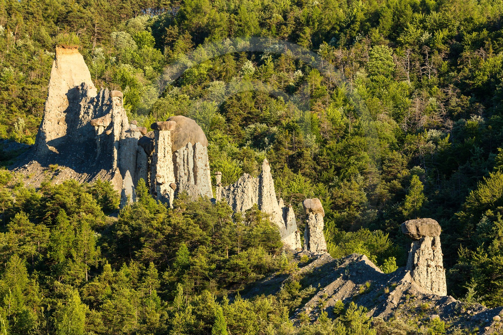 Le Sauze-du-Lac, site classé des Demoiselles Coiffées,  appelées également cheminées de fées