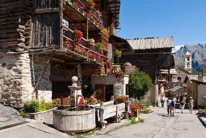 Saint-Véran, 2 042 m d'altitude,  plus haute commune  d'Europe