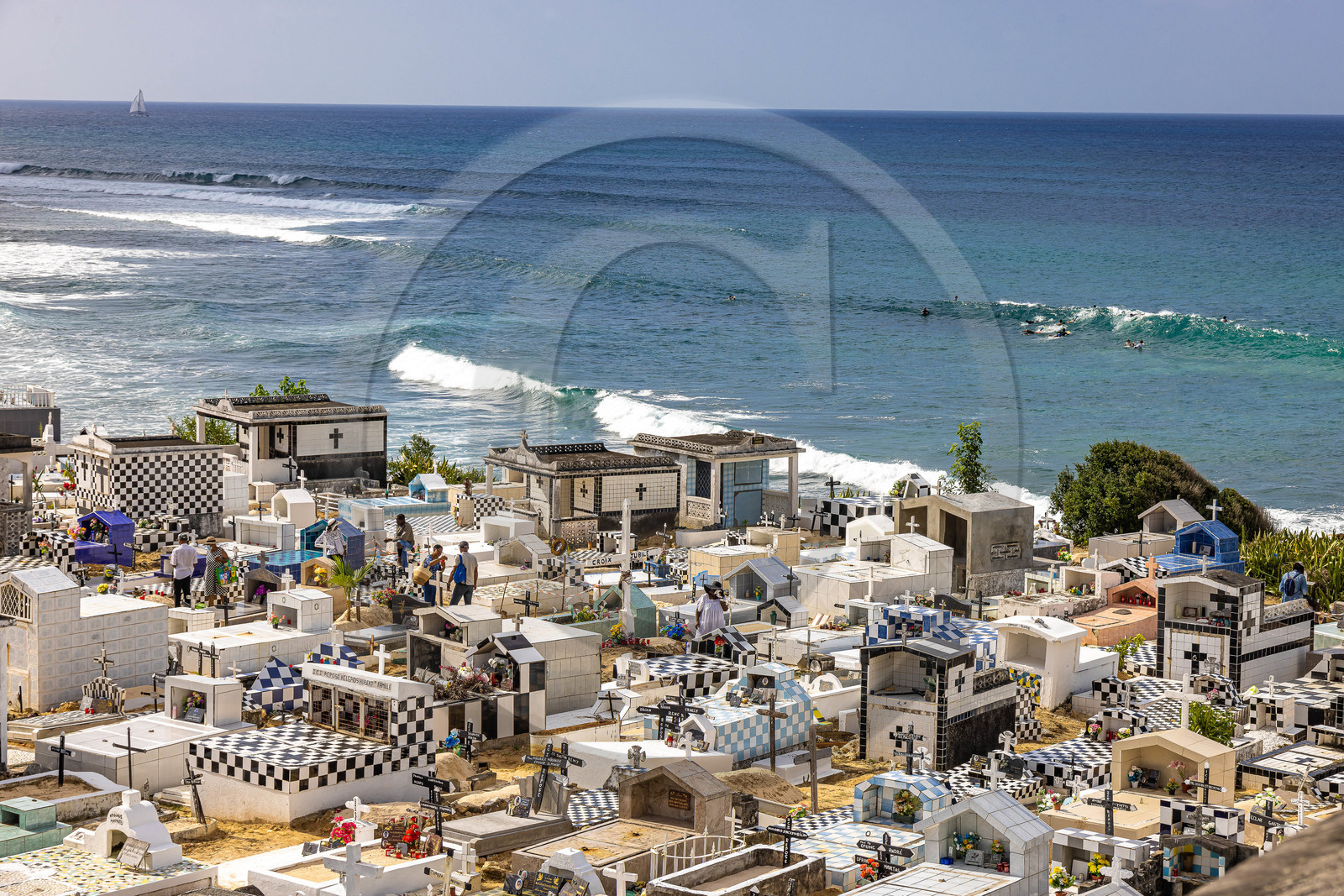 Guadeloupe, surfeurs à Anse Bertrand, cimetière