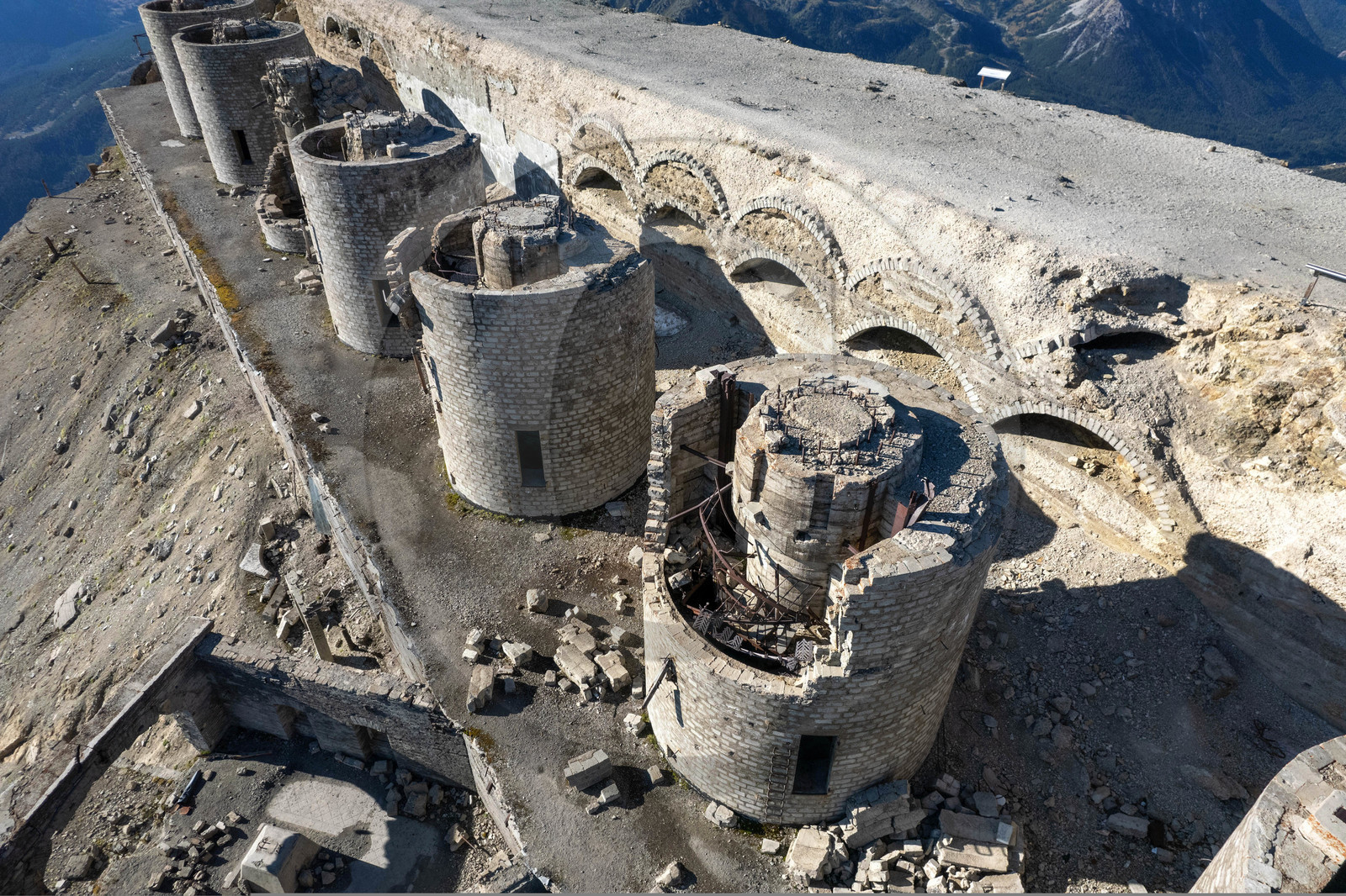 Fort du Chaberton et les ruines de l'ancien camp militaire