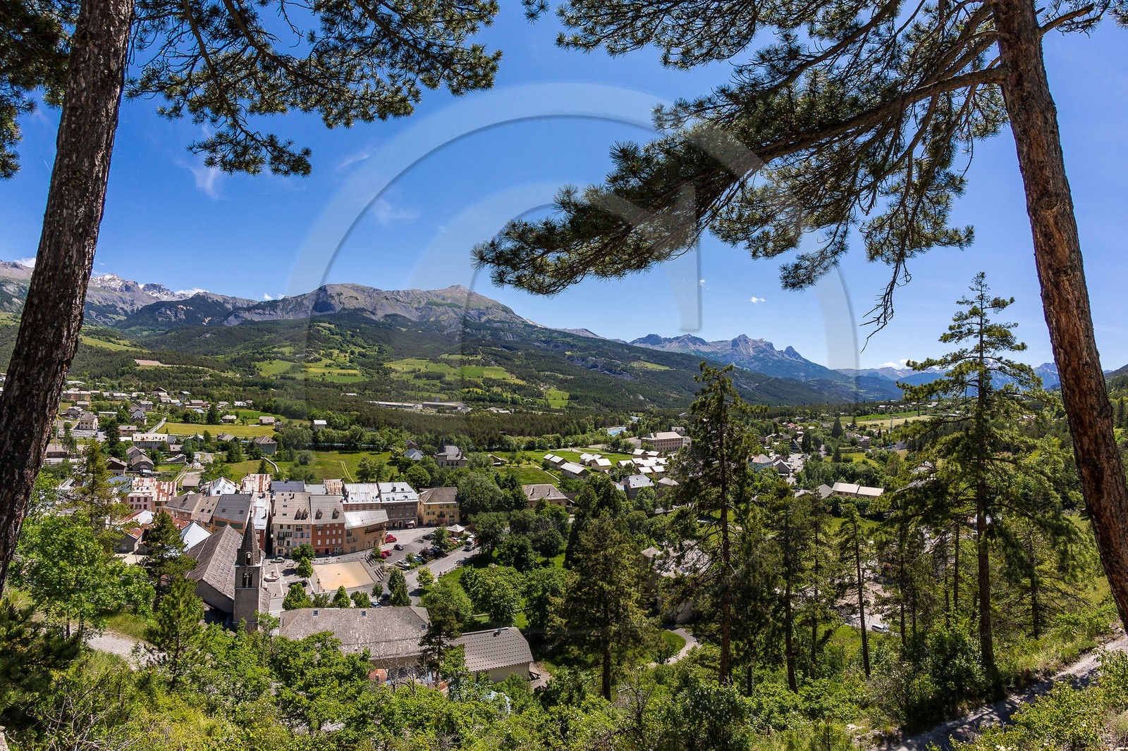 Jausiers, vue du Clocher, église Saint-Nicolas de Myre vue du Clocher du chemin du Chastel