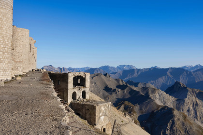 Fort du Chaberton et les ruines de l'ancien camp militaire