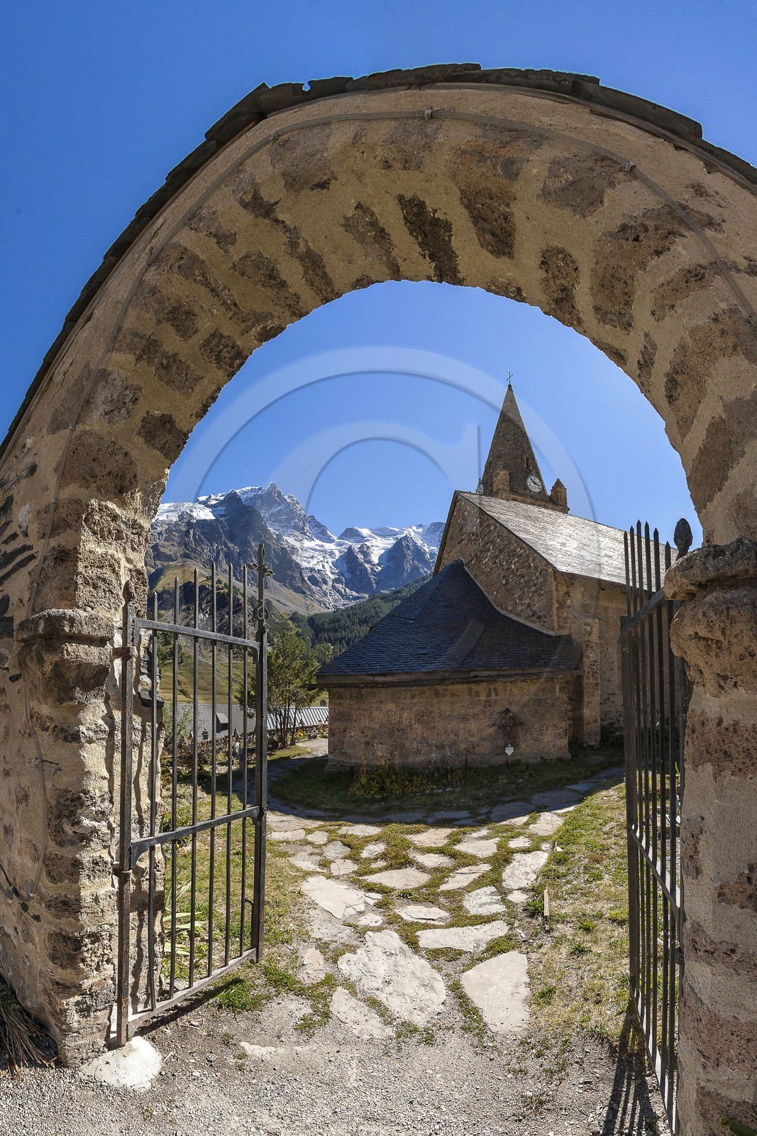 La Meije, La Grave, L'église romane  Notre-Dame-de-l'Assomption date du XIe et début XIIe siècle