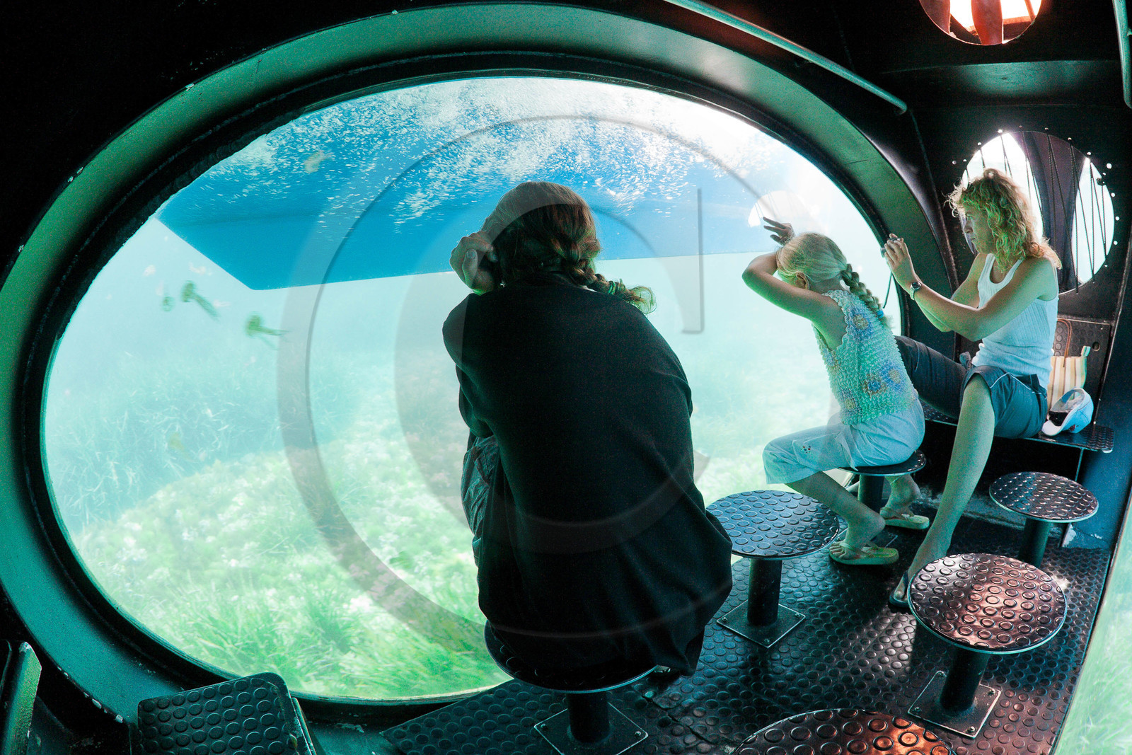 Parc national de Port-Cros, Bateau Aquascope : grâce à la coque transparentedu bateau, visite des fonds sous marins