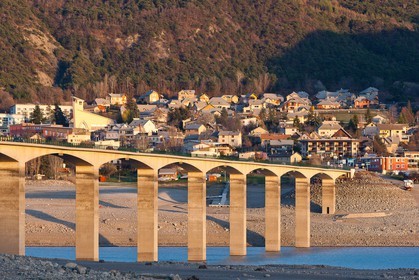 Lac de Serre-Ponçon, Savines-le-Lac et le pont