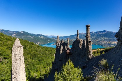 Le Sauze-du-Lac, site classé des Demoiselles Coiffées,  appelées également cheminées de fées